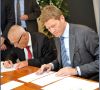 Aage Søndergaard Nielsen, Geschäftsführer von Sondex, sowie Danfoss-Präsident Niels B. Christiansen (rechts) bei der Unterzeichnung der Übernahmevereinbarung. 